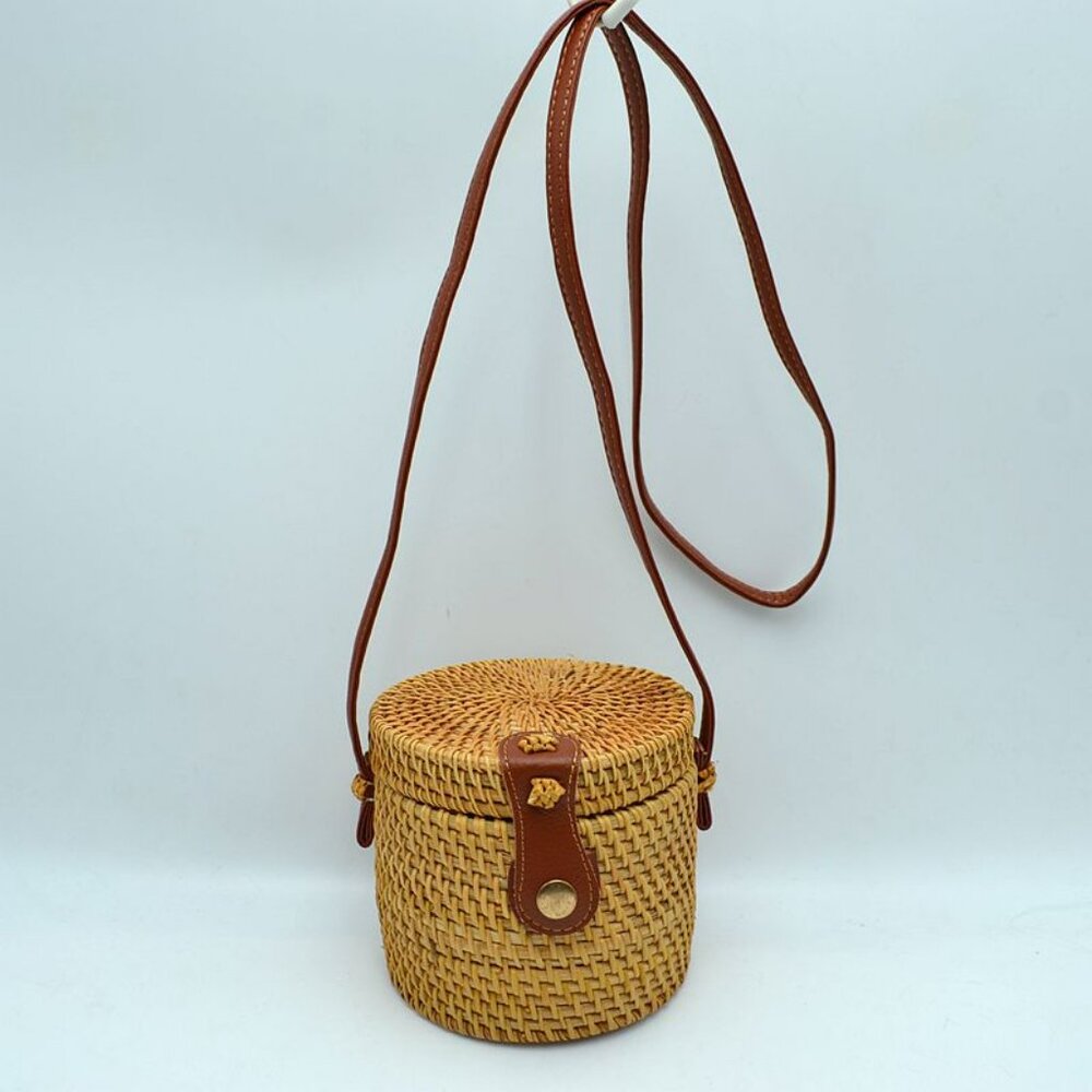 GRAB THIS CROSSBODY UP NOW...